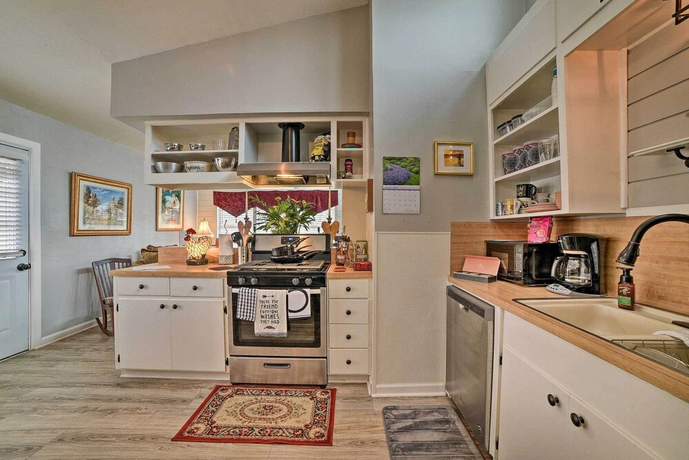Coastal Escape w/ Yard, Walk 1 Mile to Texas A & M