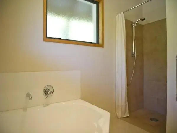 Treetop Oasis - Tairua Executive Holiday Home