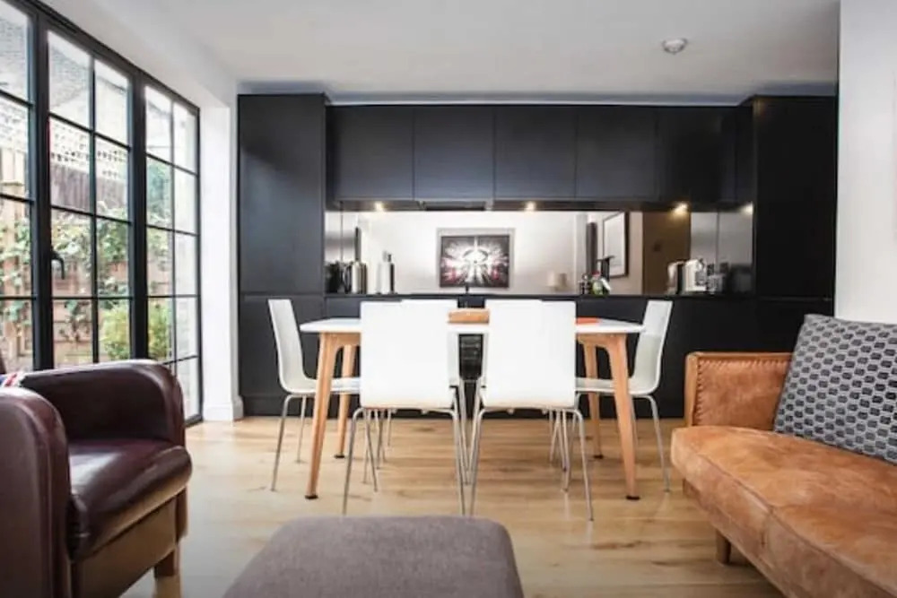 Stylish Newly Refurbished 2 Bedroom Flat With Terrace