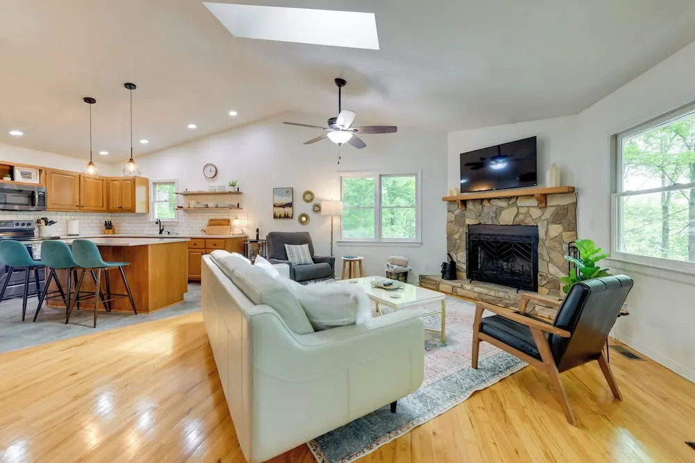Updated Home w/ Private Hot Tub & Mtn Views!
