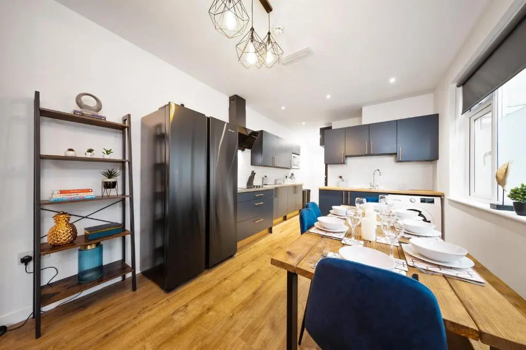 The Mount 7 bed house Sleeps 14 ENSUITE Free HS WIFI TVs in rooms CITY CENTRE Inspire Homes