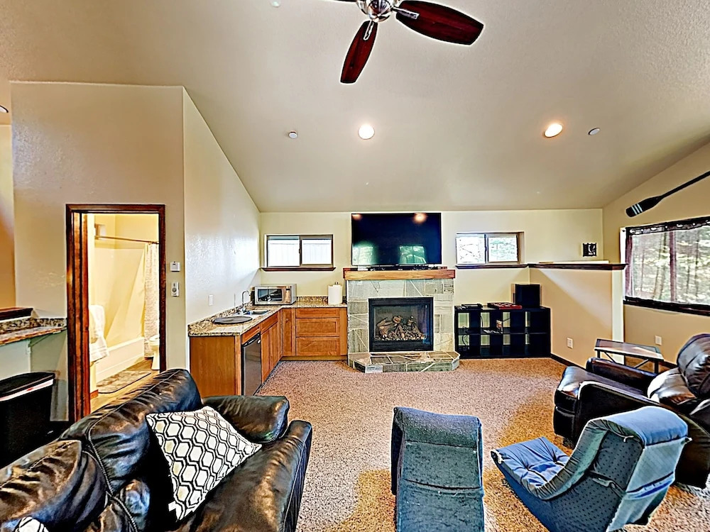 New Listing! Updated Mountain W/ Hot Tub 3 Bedroom Home