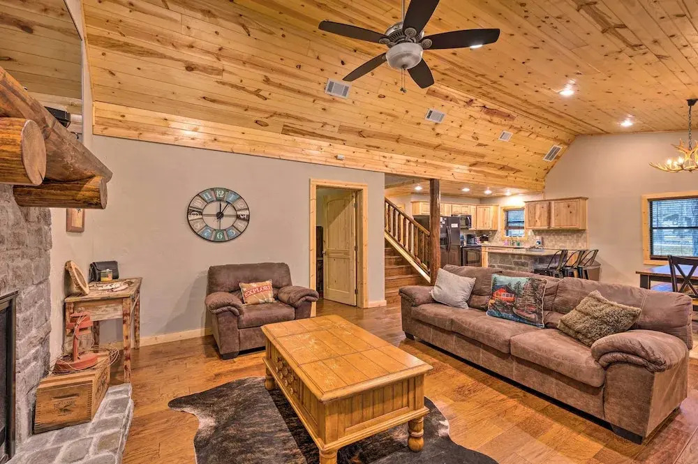 Cabin w/ Hot Tub & Grill - 6 Mi to Broken Bow Lake