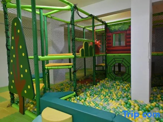 City-View 1BR near Junction Mall| Heated pool+Gym