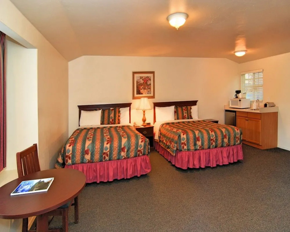 Bide-A-Wee Inn and Cottages