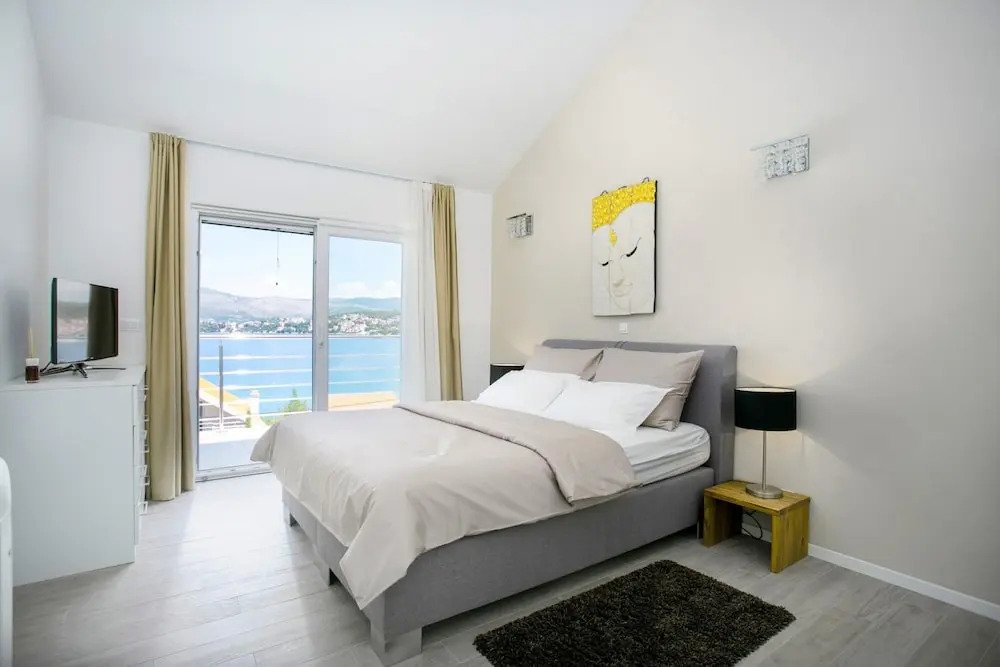 Stunning Villa Avalon for 9 Pool 2 Mins to Beach