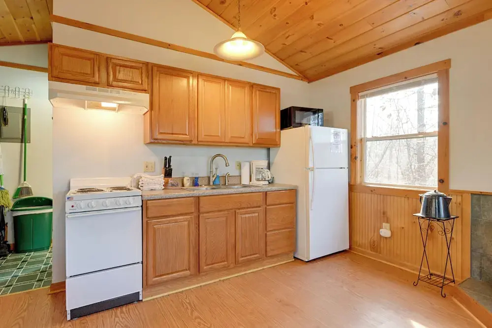 Cabin w/ Hot Tub - Near Nantahala Outdoor Center!