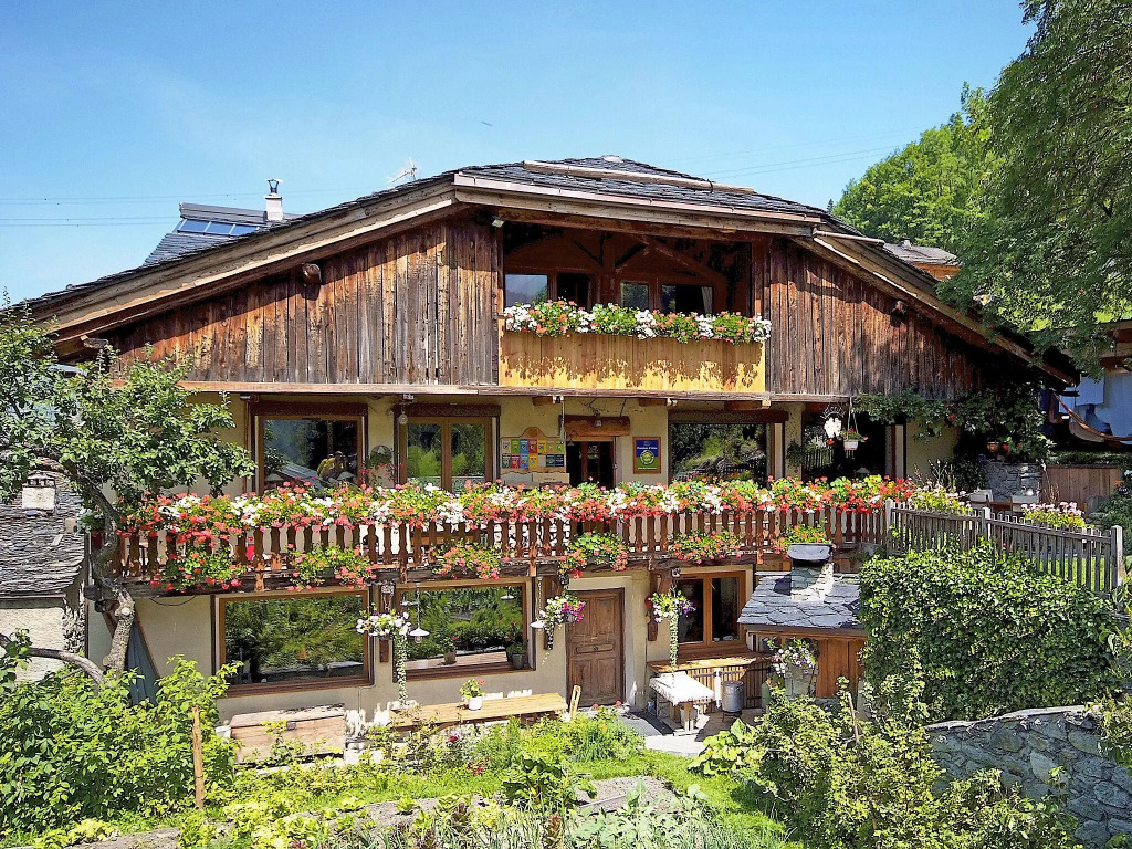 Superb Savoyard traditional chalet located 500 m from the slopes