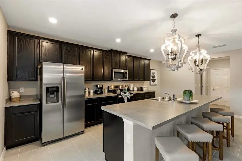 Stunning Modern 4 Bed With Designer Pool Area, Davenport, US
