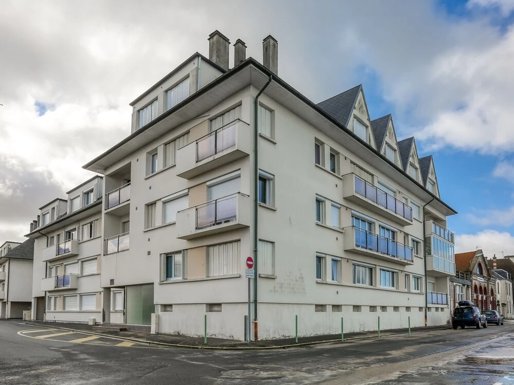 Beachfront Apartment in Grancamp-maisy With Terrace