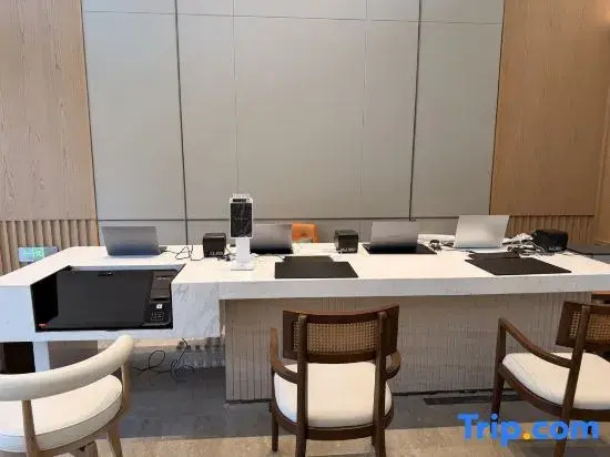 Dali Banshan Aidi · Suisse Place Serviced Apartment