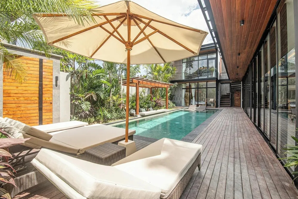 Exquisite 6BR Canggu Villa 400m to Pristine Beach
