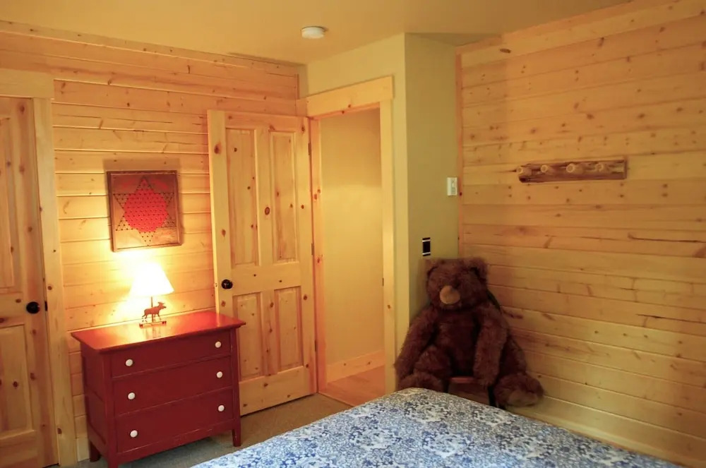 Glacier Springs Cabin 2bedrooms, 2 Baths - hot tub & Pet Friendly!