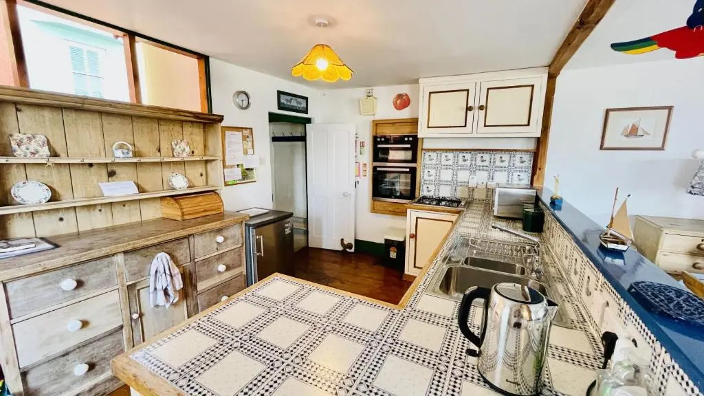 6 and 7 School Steps - Stunning views, private garden and parking