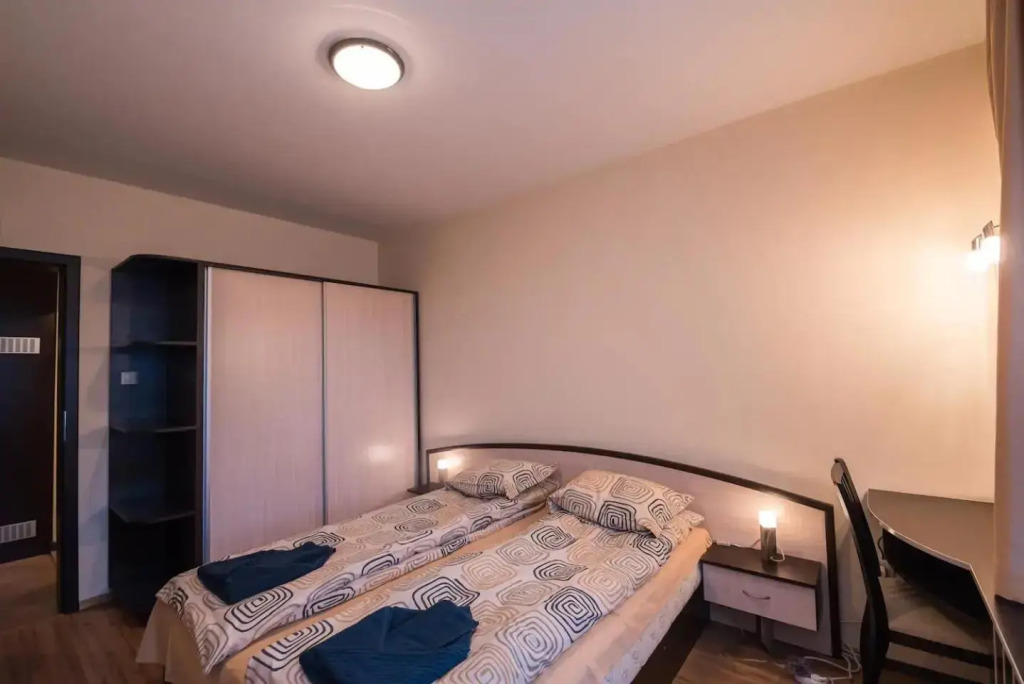 Charming, Fully-furnished, 2-bedroom apartment