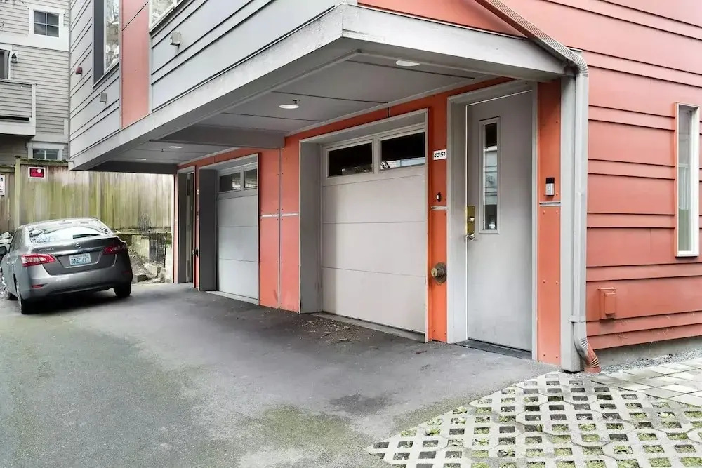 Seattle: U District Retreat Free Parking 3 Bedroom Home by RedAwning