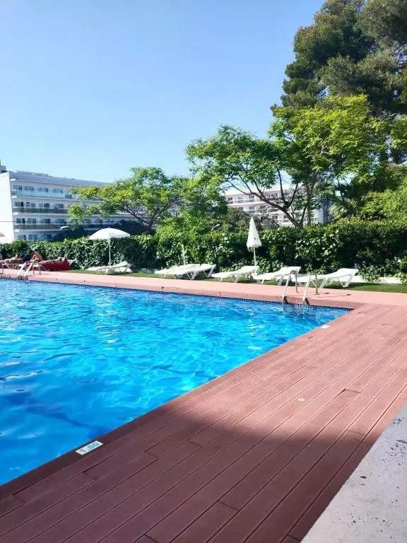 SUPERBE APPARTEMENT AVEC PISCINE, PLAGE A 300m! PORT AVENTURA A 5 mn!
