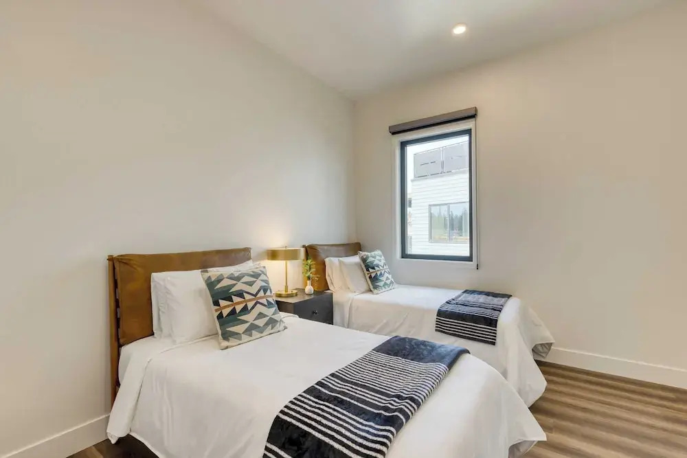 Sleeps 40! 8 Modern Units/20 Bdrs w/ Deck+hot Tub, 10mins to Downtown & Old Bend