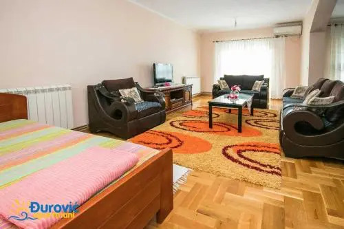 Apartments Djurovic with Pool