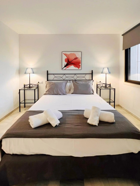 Renovated Apartment with Sea Views and Pool 6 min walk from Beach