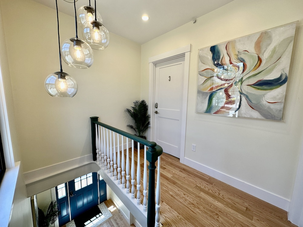 Downtown Newport 1br Suite W/ Parking & Ensuite - Unit 3 1 Bedroom Apts