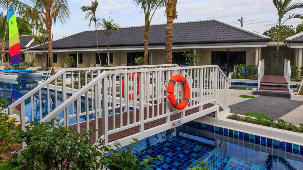 Tuana Hotels Brook Pool Access