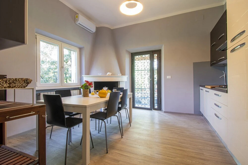 JOIVY 2 Bed Villa with Beautiful Garden in Forte dei Marmi