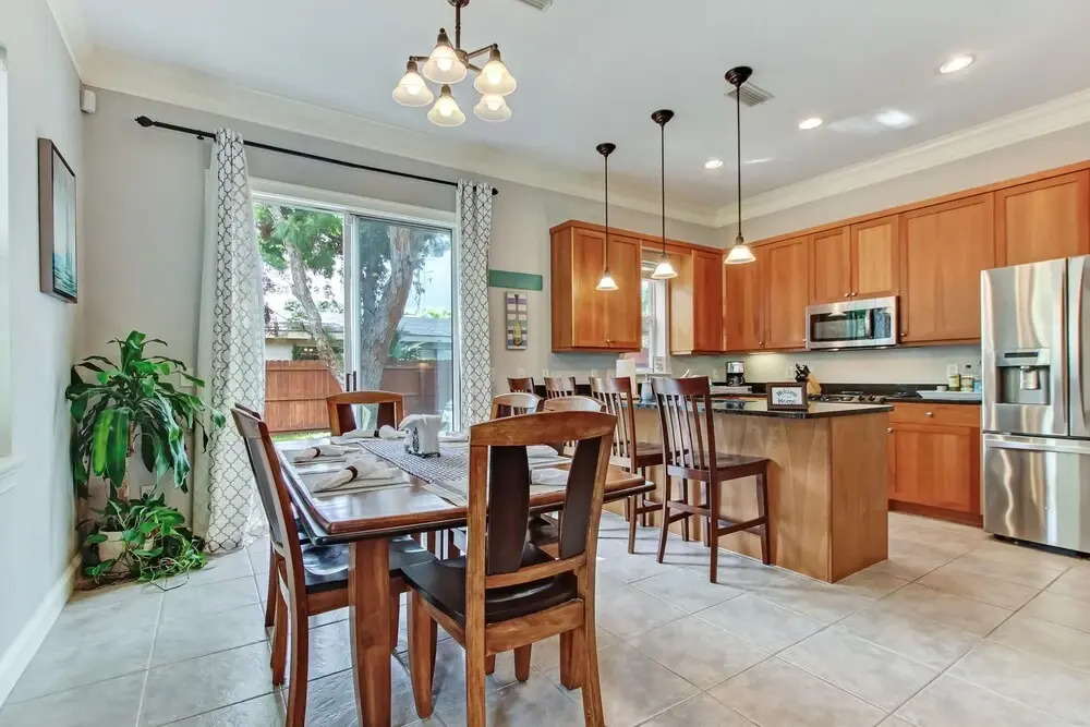 Spacious Townhome, 10 min to the Beach, Dogs OK!