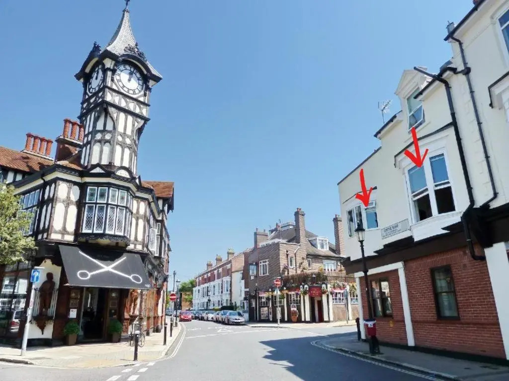 The Clock Tower Apartment - Large, Modern, 2 bed apartment, Southsea with Free parking - sleeps 4
