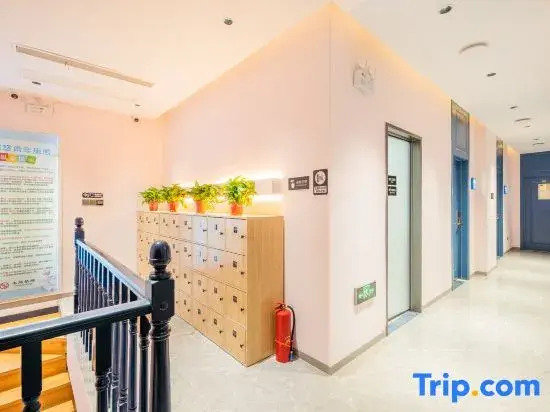 Manyouyou Hostel (Nanjing South Railway Station Shuanglong Avenue Subway Station)