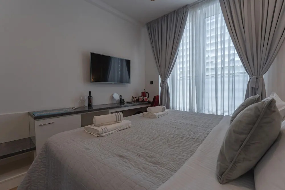 Sky & Sun Luxury Rooms with private parking in the garage