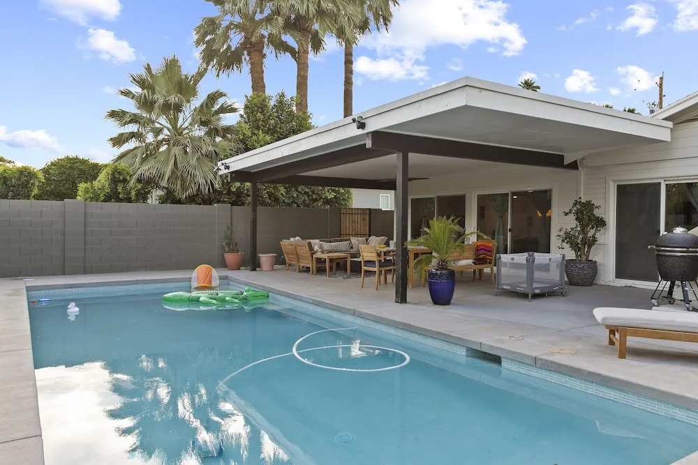 Bichitos Playground Heated with pool