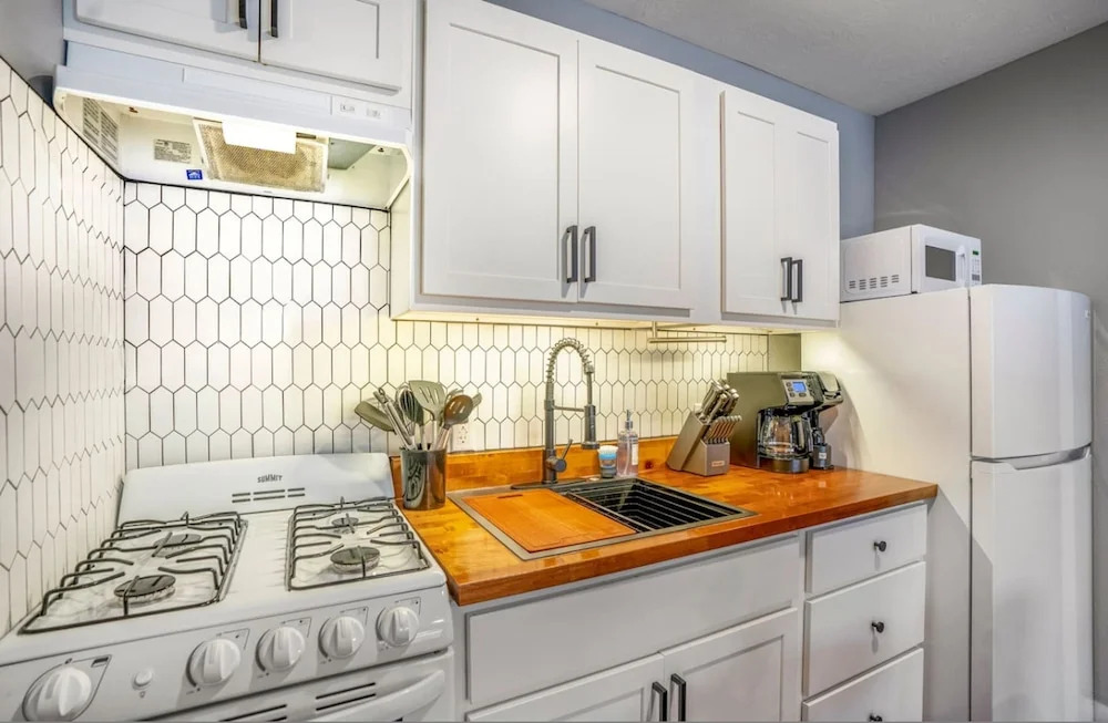 East End Studio Close to Houston Hotspots