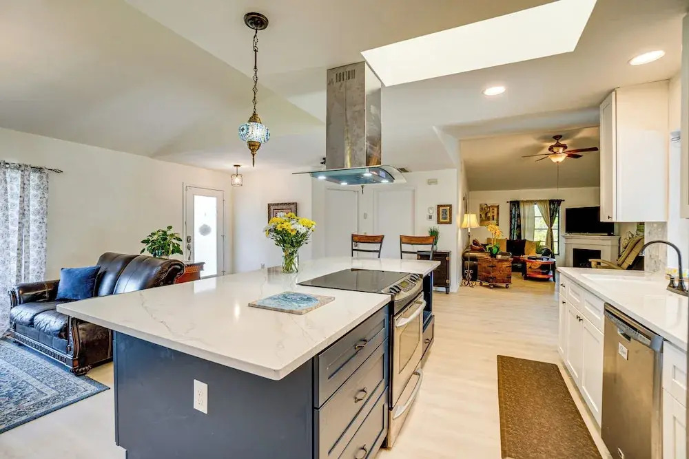 8 Mi Beach: Beautiful Oasis w/ Saltwater Pool