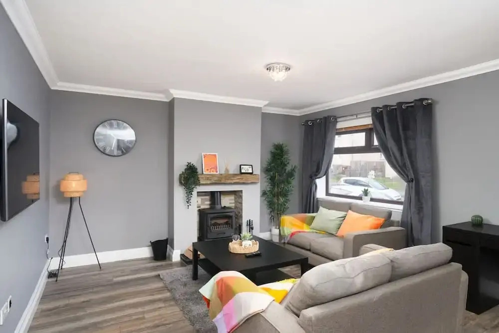 3 Bedroom House - Free Parking