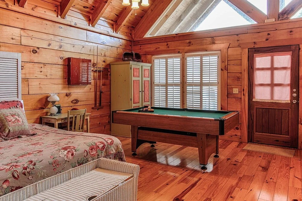 Adorable Shut'er Inn 1 Bedroom Cabin