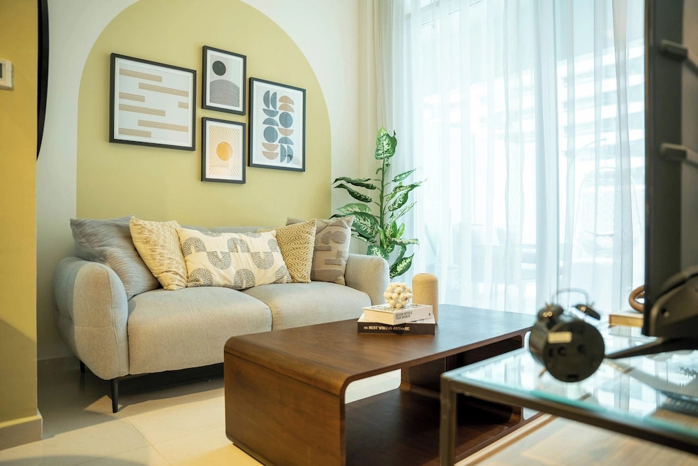 Elegant Reva 1BR - Pool & Gym