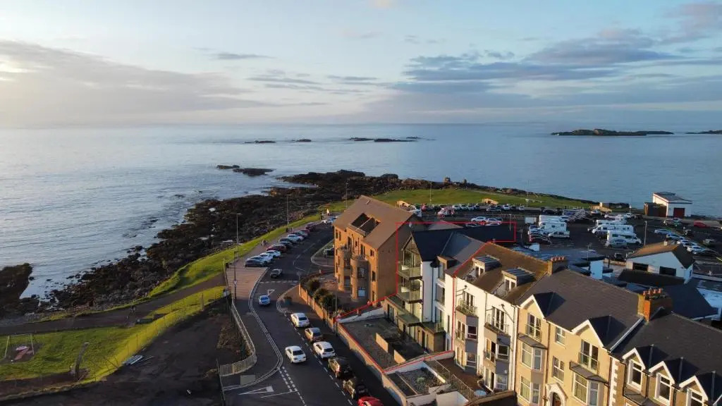 The North Cove, 20m to the Sea, Modern Apartment