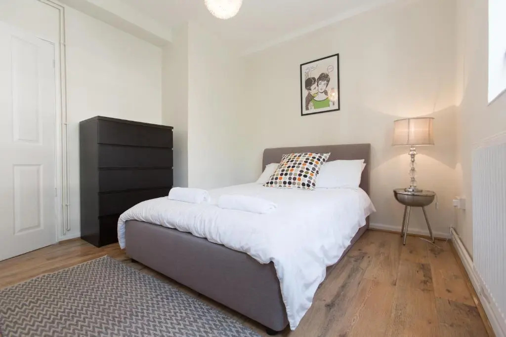 6 Minutes to the Tower of London Trendy Shoreditch Central London Sleeps 8
