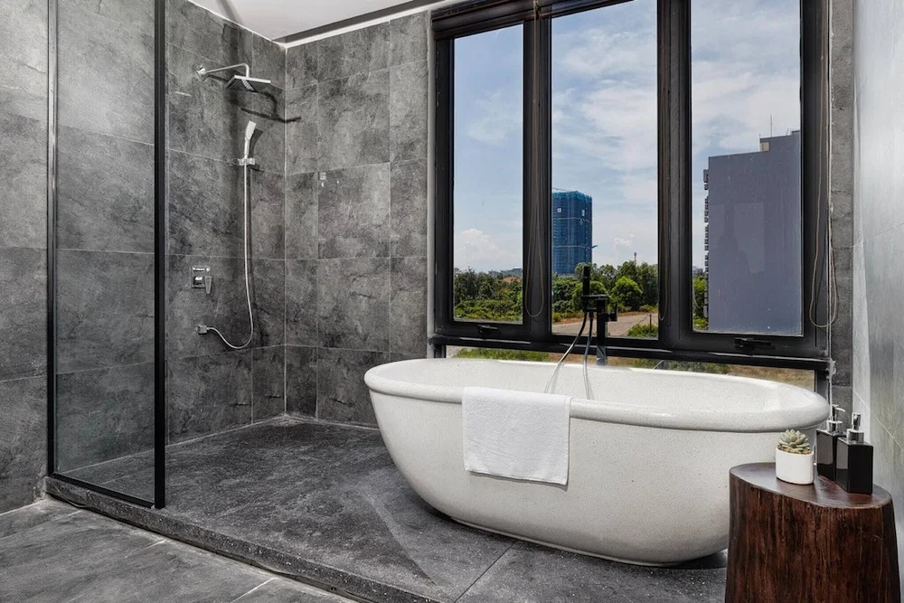Modern 2 Bdr Apt, Large Living Room, High Speed Wifi