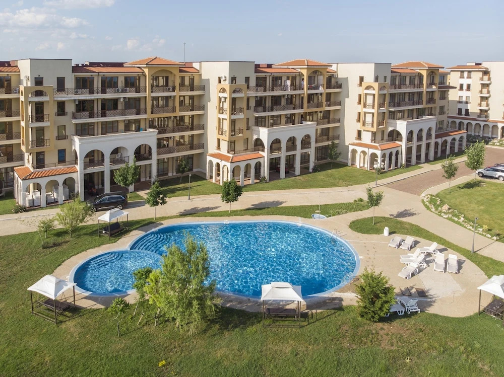 Lighthouse Luxe Estate Apart & Villas