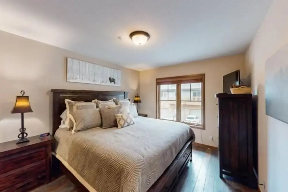 Renovated 2 Bedroom Condo Next to Snowflake Lift - Walk to Lifts and Town!