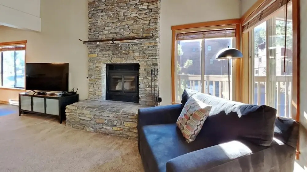 Beautiful Mountainside 4 BR Plus Loft/4 Bath Home in Mammoth! by RedAwning