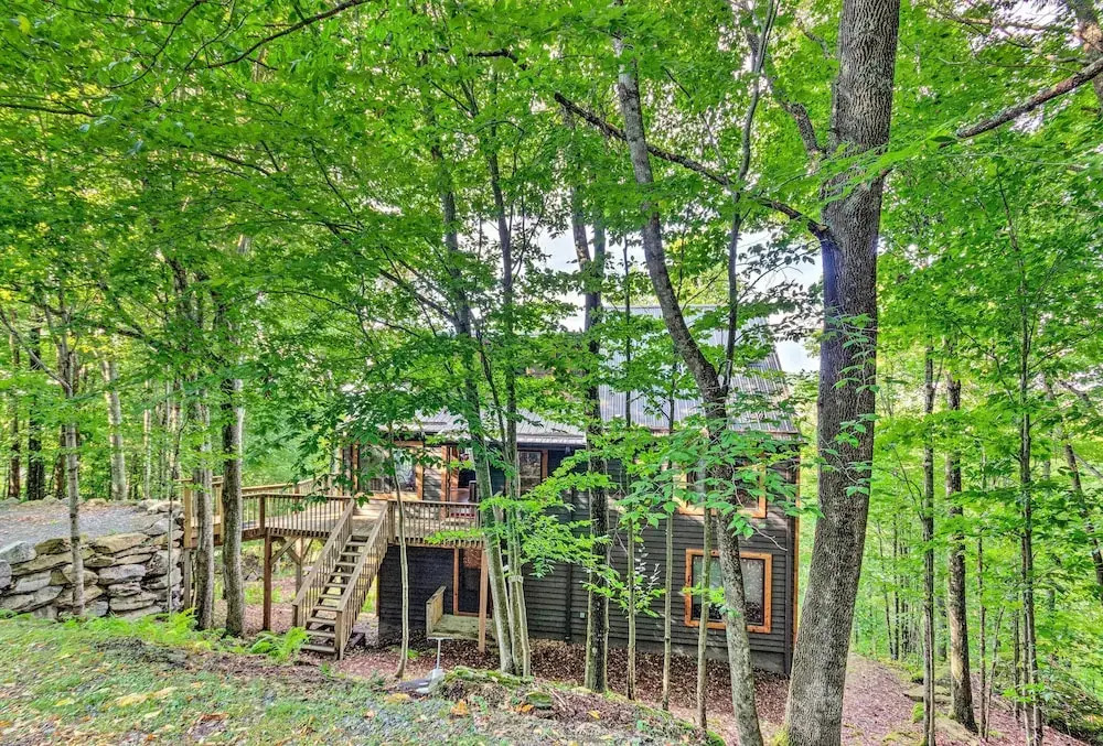 3 Mi to Beech Mtn: Treetop Cabin w/ Deck & Views