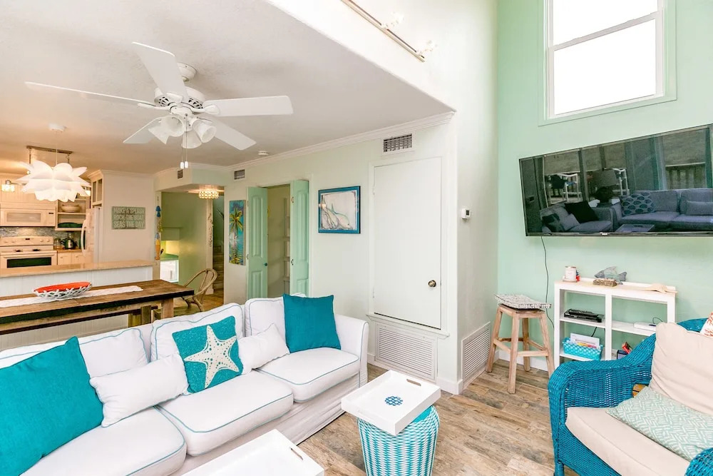 3BR/3BA Pool and Boardwalk to the Beach by RedAwning