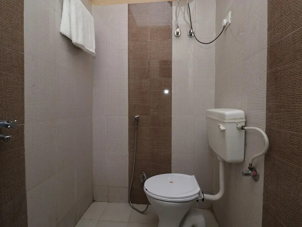 OYO 28173 Hotel Reeva