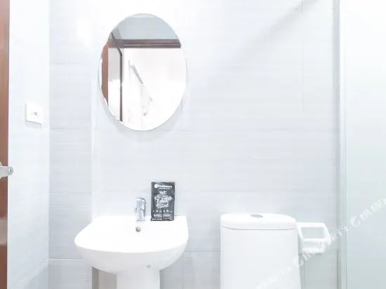 RedDoorz Plus at DBuilders Poblacion BGC