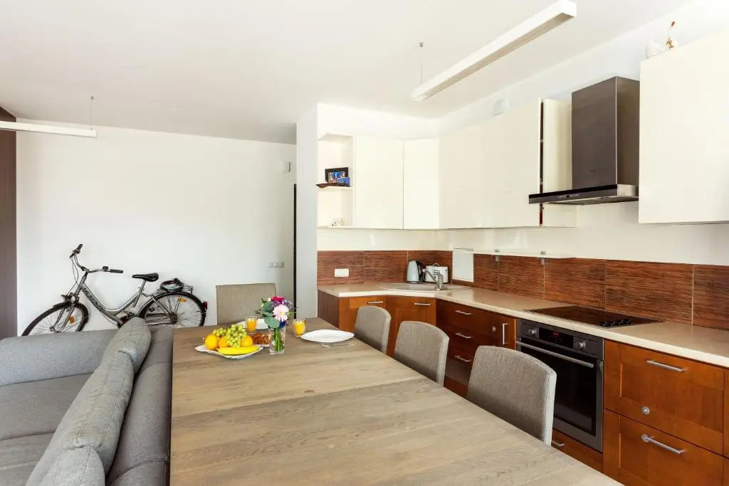 #stayhere - Spacious & Bright 1BDR Apartment Shopping District