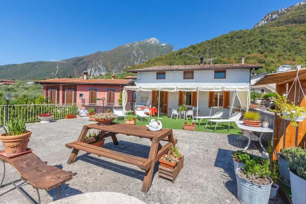 Gemma -Hilly area- relax with view lake