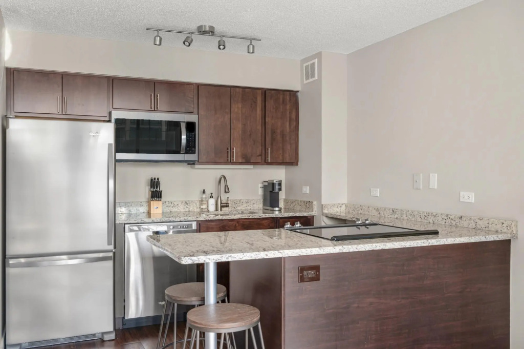 Chicago | King Bed Studio Near Loyola, Red Line + Shopping